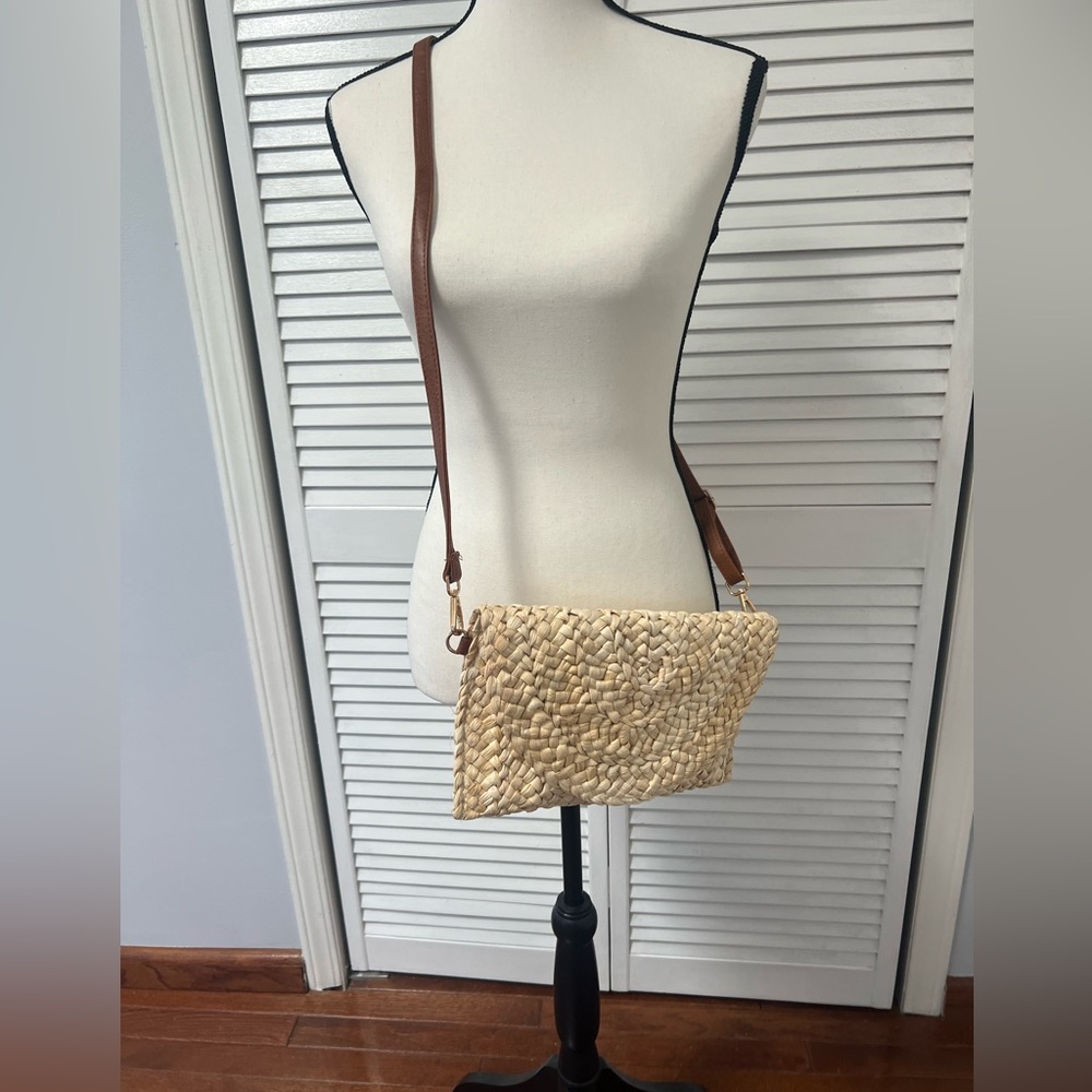 NWOT Summer Straw Three-Way Envelope Clucth